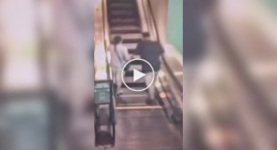 Приключение пары на эскалаторе