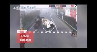 Бетономешалка, объезжая мотоциклиста, лишилась цистерны в Китае