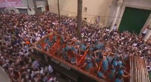 Residents of the Spanish city of Bunol held a large-scale battle with tomatoes in honor of the Tomatina festival (5 photos + 1 video)
