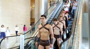 Пекинская полиция арестовала 100 мужчин в костюмах древних спартанских воинов (12 фото)