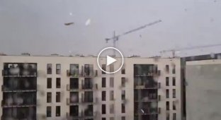 В Кракове (Польша) сегодня штормовой ветер опрокинул строительный кран