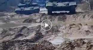 Ukrainian tanks move along the muddy roads of Ukraine