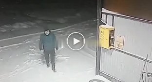 Чоловік спробував пограбувати автомат із прийому готівки, але щось пішло не так