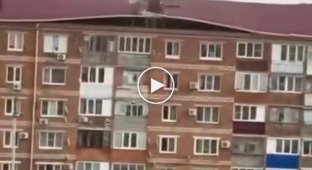 Wind in the Krasnodar Territory tore off the roof of an apartment building