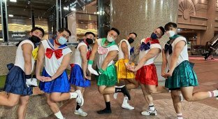 В Гонконге пьяный мужчина подрался с накачанными парнями в костюмах Сейлор Мун (2 видео + фото)