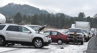 Авария на шоссе I-25 (12 фото)