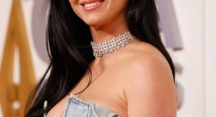 Katy Perry “fixed” her eye, stopped being a reptilian and flashed her breasts on the red carpet (2 photos + video)