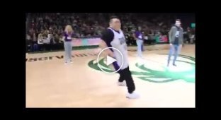 Неожиданный танец толстяка в перерыве матча NBA