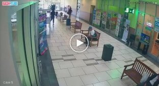 Owner jewelry store thief prevented his store from being robbed, dispersing the robbers with a firearm
