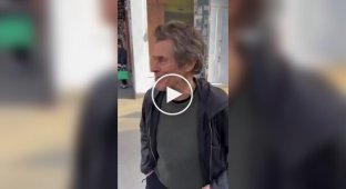 A blogger from New York accidentally met Willem Dafoe on the street and asked to show him what he was wearing.