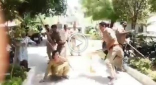 Индийская полиция избивает женщин палками