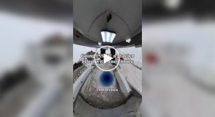 В Антарктиде фотограф отправил камеру вглубь древнего ледника, прикрепив ее к буровой установке