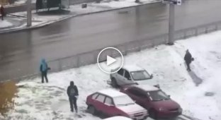 В Ленинск-Кузнецке выпал первый снег - а коммунальщики решили покосить траву