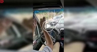 В Нидерландах водитель попытался объехать пробку по встречке — не вышло