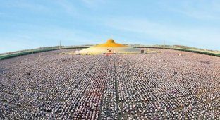 Миллион тайских школьников собрались, чтобы медитировать за мир во всем мире (4 фото)