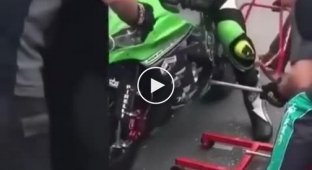 Пит-стоп мотоцикла против пит-стопа тачки