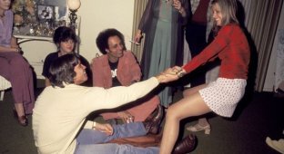 Арни на какой-то вечеринке в 1977 году (3 фото)