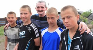 У россиянина, воспитавшего 55 детей, пытаются забрать приемных сыновей (6 фото)