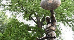 В бруклинском парке установили четырехметровую статую Капитана Америка (5 фото)