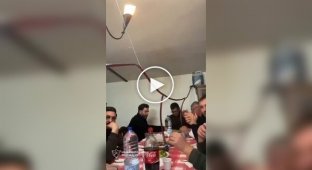 Креативная система подачи напитков за обеденным столом