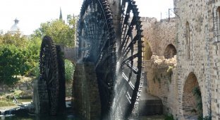 Гігантські стародавні колеса-норії. Хто і навіщо їх створив (5 фото)