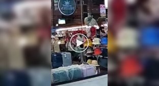 Туристка украла чемодан и спокойно ушла прогулочным шагом