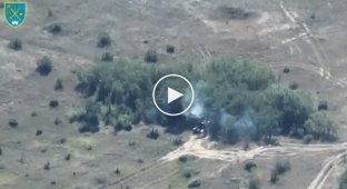 РСЗО HIMARS уничтожает российскую 152-мм САУ «Мста-С» на левом берегу Херсонской области