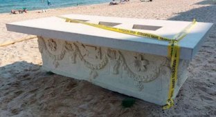 В Болгарии римский саркофаг несколько лет использовали, как барный стол (3 фото)