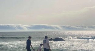 The beaches of Portugal were covered by a huge tsunami cloud (2 photos + video)