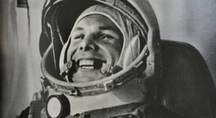 "Коммунист в космосе": Юрий Гагарин на обложках зарубежных СМИ (13 фото)