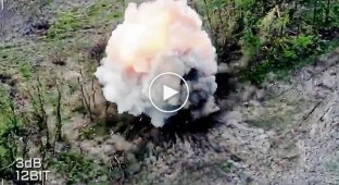 Детонация боеприпасов после удара дрона Дикие шершни по полевому складу оккупантов