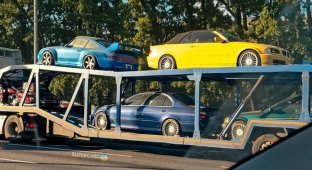 Rare sports cars spotted on a car transporter in Ukraine (2 photos)