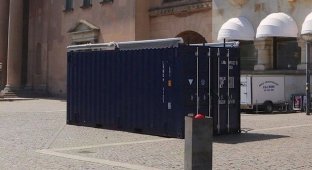 Загадочный контейнер посреди людного места (4 фото)