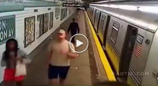 Чорношкірий б'є дівчину у метро Нью-Йорка