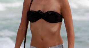 Малин Акерман в бикини на пляже (7 Фото)