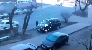В Калуге мужчина изрубил топором «Range Rover» соседа