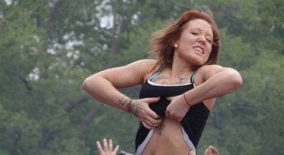Девушки показывают грудь на фестивалях (30 фото) (эротика)