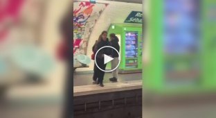 Карточный фокус в метро Парижа оставил девушку в полном шоке