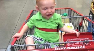Dad took a photo of his child in a supermarket, and then discovered a funny resemblance