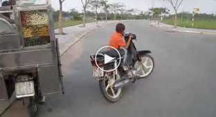 6-ти летний мальчик ездит на скутере