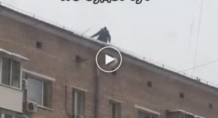 Уборщики убирали снег на крыше и разбили окно
