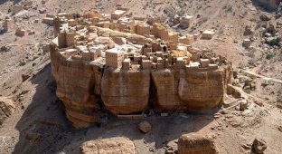 Необычная деревня в Йемене, стоящая на огромном монолите (3 фото)