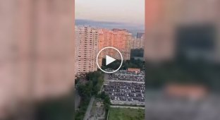 Российский ударный беспилотник попадает в жилой многоэтажный дом во время атаки на Киев