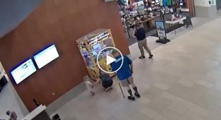 Мальчик залез в автомат с игрушками и застрял