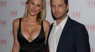 Брэндон из 90210, которому уже 40, с женой (5 Фото)