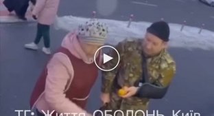 In Kyiv, a saleswoman collected a new bag of groceries for free for a military man when he fell and scattered what he had bought on the road.