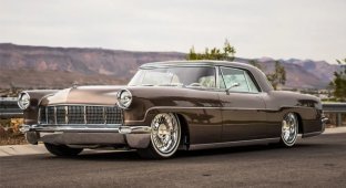 A unique restomod based on a 1957 Lincoln Continental will be put up for auction (18 photos)