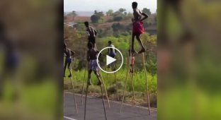 Banna tribe: in Ethiopia, they walk on stilts from childhood