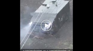 Операторы дронов уничтожают вражеский суперчерепахотанк и гоняют его экипаж по сорнякам