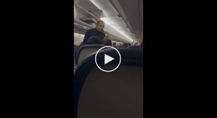 Мужчина сыграл на саксофоне праздничные песни и разрядил обстановку на борту задержанного рейса